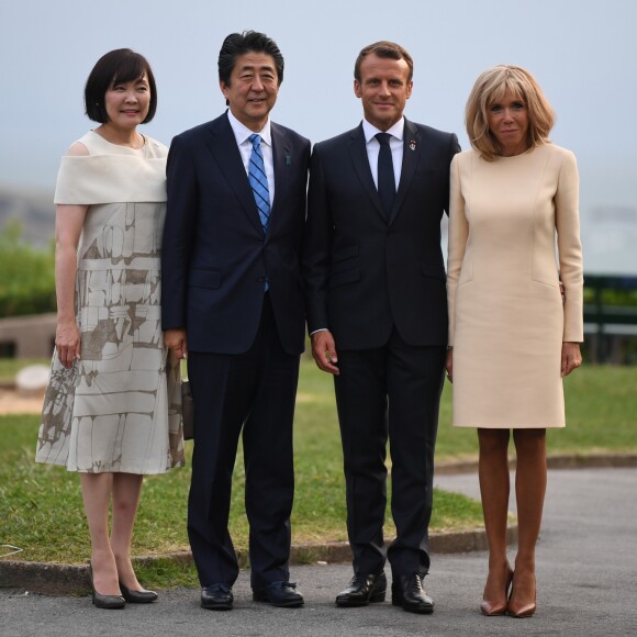 Le président français Emmanuel Macron, sa femme la Première Dame Brigitte Macron avec le Premier ministre japonais Shinzo Abe et sa femme Akie Abe lors de l'accueil informel au sommet du G7 à Biarritz, France, le 24 août 2019.