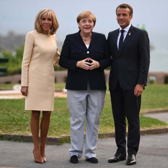 Le président français Emmanuel Macron, sa femme la Première Dame Brigitte Macron et la chancelière allemande Angela Merkel lors de l'accueil informel au sommet du G7 à Biarritz, France, le 24 août 2019.