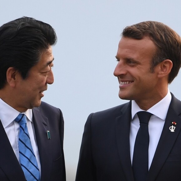 Le président français Emmanuel Macron, sa femme la Première Dame Brigitte Macron avec le Premier ministre canadien Justin Trudeau lors de l'accueil informel au sommet du G7 à Biarritz, France, le 24 août 2019.