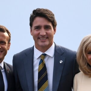 Le président français Emmanuel Macron, sa femme la Première Dame Brigitte Macron avec le Premier ministre canadien Justin Trudeau lors de l'accueil informel au sommet du G7 à Biarritz, France, le 24 août 2019.