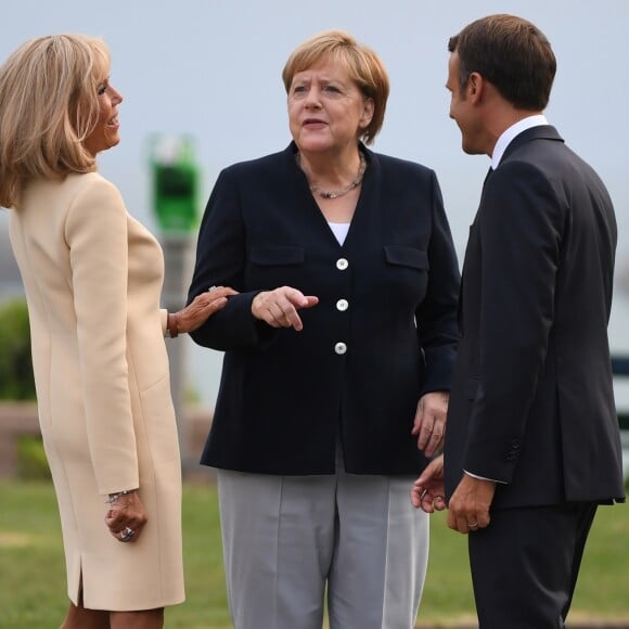 Le président français Emmanuel Macron, sa femme la Première Dame Brigitte Macron et la chancelière allemande Angela Merkel lors de l'accueil informel au sommet du G7 à Biarritz, France, le 24 août 2019.