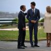 Le président français Emmanuel Macron, sa femme la Première Dame Brigitte Macron avec le Premier ministre canadien Justin Trudeau lors de l'accueil informel au sommet du G7 à Biarritz, France, le 24 août 2019.