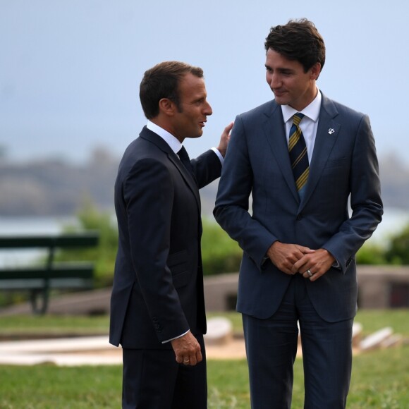 Le président français Emmanuel Macron, sa femme la Première Dame Brigitte Macron avec le Premier ministre canadien Justin Trudeau lors de l'accueil informel au sommet du G7 à Biarritz, France, le 24 août 2019.