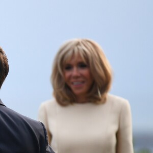 Le président français Emmanuel Macron, sa femme la Première Dame Brigitte Macron avec le Premier ministre canadien Justin Trudeau lors de l'accueil informel au sommet du G7 à Biarritz, France, le 24 août 2019.