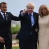 Le président français Emmanuel Macron, sa femme la Première Dame Brigitte Macron et le Premier ministre britannique Boris Johnson lors de l'accueil informel au sommet du G7 à Biarritz, France, le 24 août 2019.