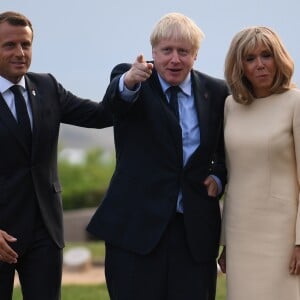 Le président français Emmanuel Macron, sa femme la Première Dame Brigitte Macron et le Premier ministre britannique Boris Johnson lors de l'accueil informel au sommet du G7 à Biarritz, France, le 24 août 2019.