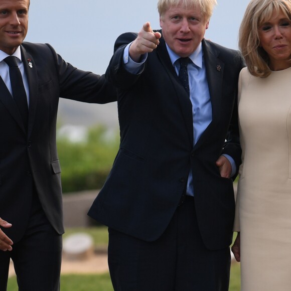 Le président français Emmanuel Macron, sa femme la Première Dame Brigitte Macron et le Premier ministre britannique Boris Johnson lors de l'accueil informel au sommet du G7 à Biarritz, France, le 24 août 2019.