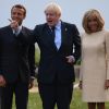 Le président français Emmanuel Macron, sa femme la Première Dame Brigitte Macron et le Premier ministre britannique Boris Johnson lors de l'accueil informel au sommet du G7 à Biarritz, France, le 24 août 2019.
