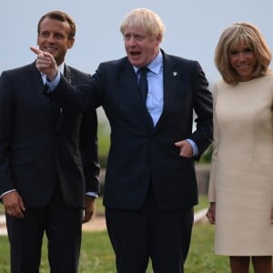 Le président français Emmanuel Macron, sa femme la Première Dame Brigitte Macron et le Premier ministre britannique Boris Johnson lors de l'accueil informel au sommet du G7 à Biarritz, France, le 24 août 2019.