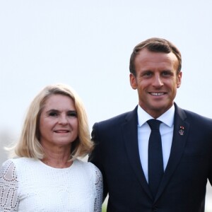 Le président français Emmanuel Macron, sa femme la Première Dame Brigitte Macron, le président du Conseil européen Donald Tusk et sa femme Malgorzata Tusk lors de l'accueil informel au sommet du G7 à Biarritz, France, le 24 août 2019.