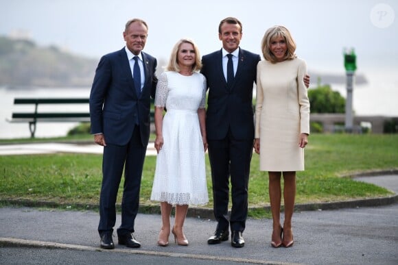 Le président français Emmanuel Macron, sa femme la Première Dame Brigitte Macron, le président du Conseil européen Donald Tusk et sa femme Malgorzata Tusk lors de l'accueil informel au sommet du G7 à Biarritz, France, le 24 août 2019.