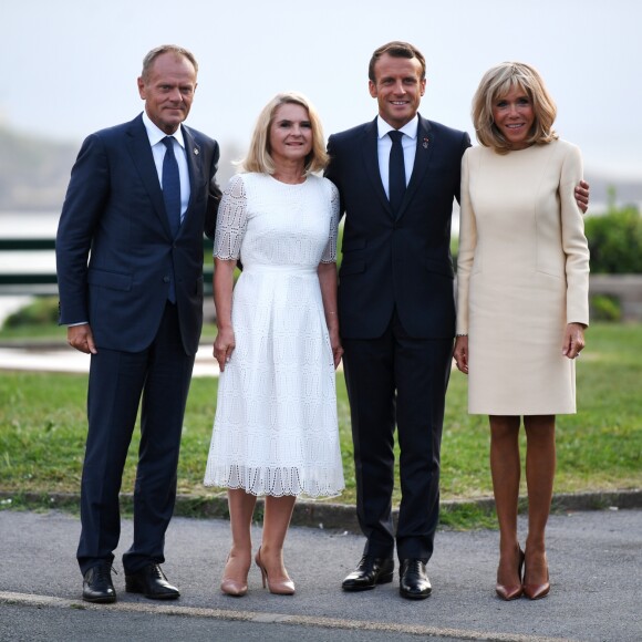 Le président français Emmanuel Macron, sa femme la Première Dame Brigitte Macron, le président du Conseil européen Donald Tusk et sa femme Malgorzata Tusk lors de l'accueil informel au sommet du G7 à Biarritz, France, le 24 août 2019.