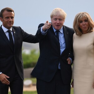 Le président français Emmanuel Macron, sa femme la Première Dame Brigitte Macron et le Premier ministre britannique Boris Johnson lors de l'accueil informel au sommet du G7 à Biarritz, France, le 24 août 2019.