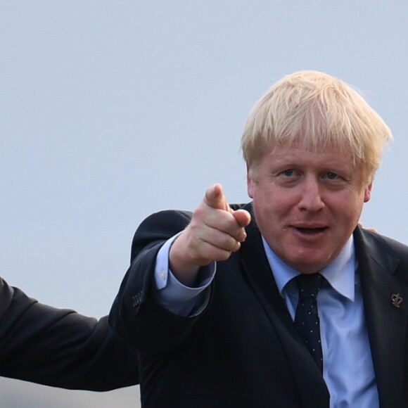 Le président français Emmanuel Macron, sa femme la Première Dame Brigitte Macron et le Premier ministre britannique Boris Johnson lors de l'accueil informel au sommet du G7 à Biarritz, France, le 24 août 2019.