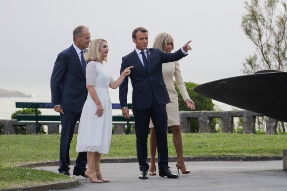 Le président français Emmanuel Macron, sa femme la Première Dame Brigitte Macron, le président du Conseil européen Donald Tusk et sa femme Malgorzata Tusk lors de l'accueil informel au sommet du G7 à Biarritz, France, le 24 août 2019. © Thibaud Moritz/Pool/Bestimage