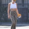 Exclusif - Sofia Richie porte un pantalon léopard à son arrivée à un rendez-vous d'affaires dans le quartier de Calabasas à Los Angeles, le 20 août 2019