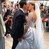 Flavia Pennetta et Fabio Fognini s'embrassent devant la basilique mineure Santa Maria Assunta lors de leur mariage le 11 juin 2016 à Ostuni, dans la province de Brindisi dans les Pouilles. Photo du compte Twitter de leur amie Sara Errani, invitée aux noces.