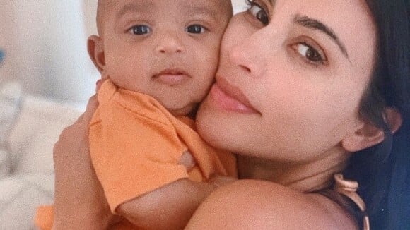 Kim Kardashian au naturel : Nouvelle photo avec Psalm, le "meilleur bébé"