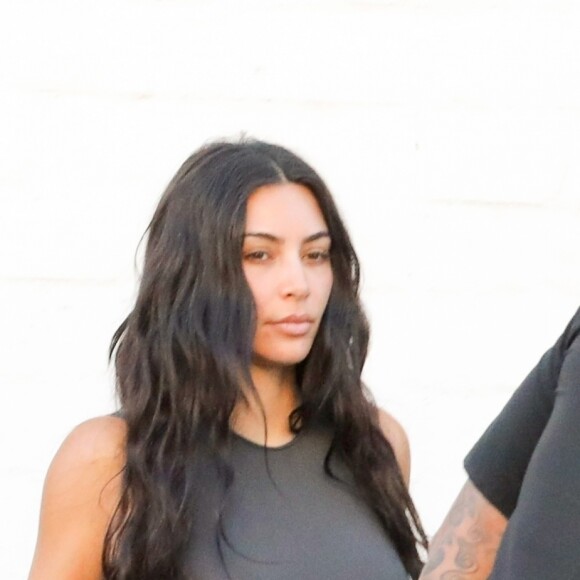 Exclusif - Kim Kardashian porte un sac XXS en balade dans le quartier de Beverly Hills à Los Angeles, le 21 août 2019