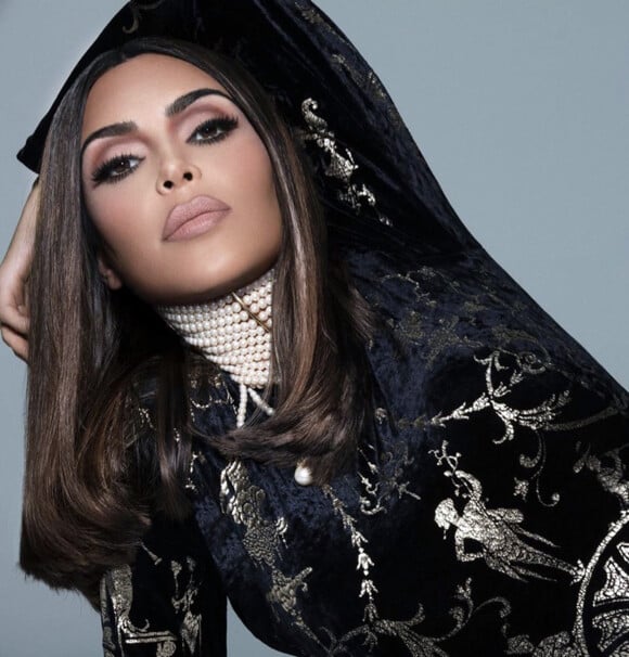 Kim Kardashian pose pour la nouvelle campagne de sa marque de cosmetiques KKW.