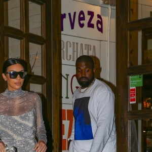 Exclusif - Kanye West et sa femme Kim Kardashian sont allés dîner dans un restaurant mexicain à Calabasas. Il semblerait que Kim souffre d'ezcéma sur les jambes. La star de télé-réalité aurait également besoin d'une pédicure. Après le dîner, Kanye a emmené Kim dans ses showrooms, le 5 aout 2019.