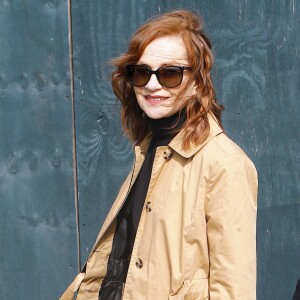 Isabelle Huppert arrive au défilé Tory Burch lors de la Fashion Week de New York City, le 10 février 2019.