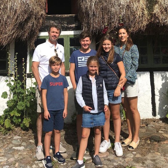 Le prince Frederik et la princesse Mary de Danemark avec leurs enfants, Vnicent, Christian, Josephine et Isabella, découvrant les chaumières aux toits d'algues de Laesø lors de leur croisière touristique en août 2019. © Instagram / Princesse héritière Mary / Cour royale de Danemark