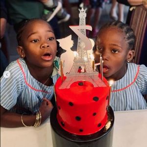 Estere et Stella, les filles jumelles de Madonna, ont fêté leur 7e anniversaire. Août 2019.