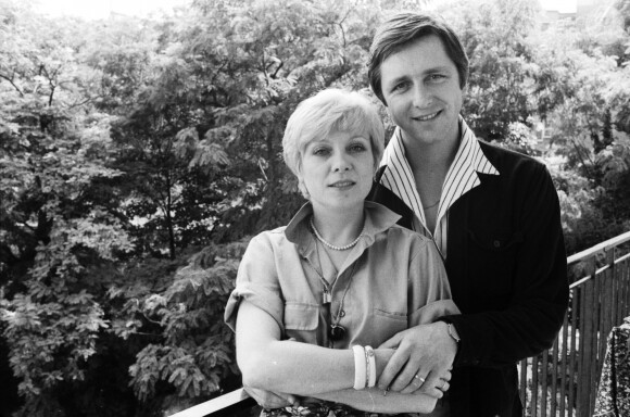 Bernard Golay et Sophie Darel en 1977, au temps de leur mariage, à leur domicile parisien © Jean-Claude Woestelandt / Bestimage
