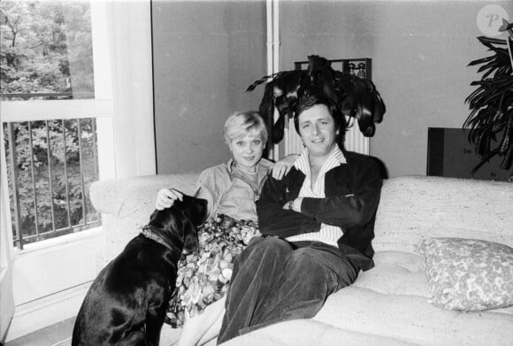 Bernard Golay et Sophie Darel en 1977, au temps de leur mariage, à leur domicile parisien © Jean-Claude Woestelandt / Bestimage