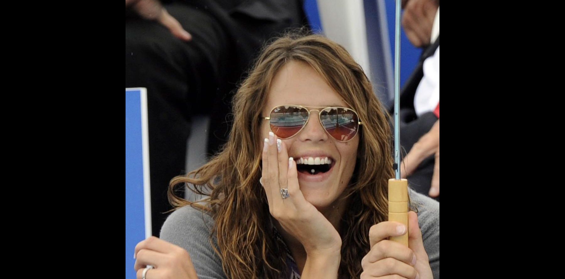 Laure Manaudou : une jeune femme amoureuse et souriante... qui encourage son chéri plus que ...
