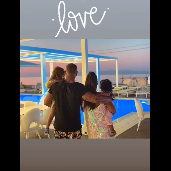 Amel Bent publie des photos de ses vacances en famille sur sa page Instagram le 12 août 2019.