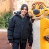 Jenifer Bartoli pose avec Timon à Disneyland Paris en février 2019 pour la présentation du Festival du Roi Lion et de la Jungle qui aura lieu du 30 juin au 22 septembre 2019.