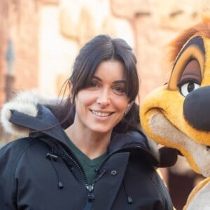 Jenifer Bartoli pose avec Timon à Disneyland Paris en février 2019 pour la présentation du Festival du Roi Lion et de la Jungle qui aura lieu du 30 juin au 22 septembre 2019.