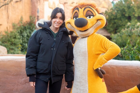 Jenifer Bartoli pose avec Timon à Disneyland Paris en février 2019 pour la présentation du Festival du Roi Lion et de la Jungle qui aura lieu du 30 juin au 22 septembre 2019.