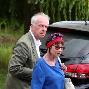 Ariane et Jacky - Ariane Carletti et Jacky Jakubowicz - du Club Dorothée lors des obsèques de François Corbier (Alain Roux de son vrai nom) au cimetière de Serez dans l'Eure le 5 juillet 2018. Ariane est décédée à son tour, le 3 septembre 2019, à l'âge de 61 ans.