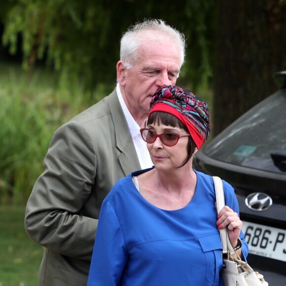 Ariane et Jacky - Ariane Carletti et Jacky Jakubowicz - du Club Dorothée lors des obsèques de François Corbier (Alain Roux de son vrai nom) au cimetière de Serez dans l'Eure le 5 juillet 2018. Ariane est décédée à son tour, le 3 septembre 2019, à l'âge de 61 ans.