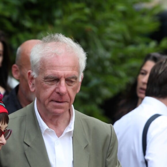 Ariane et Jacky - Ariane Carletti et Jacky Jakubowicz - du Club Dorothée lors des obsèques de François Corbier (Alain Roux de son vrai nom) au cimetière de Serez dans l'Eure le 5 juillet 2018. Ariane est décédée à son tour, le 3 septembre 2019, à l'âge de 61 ans.