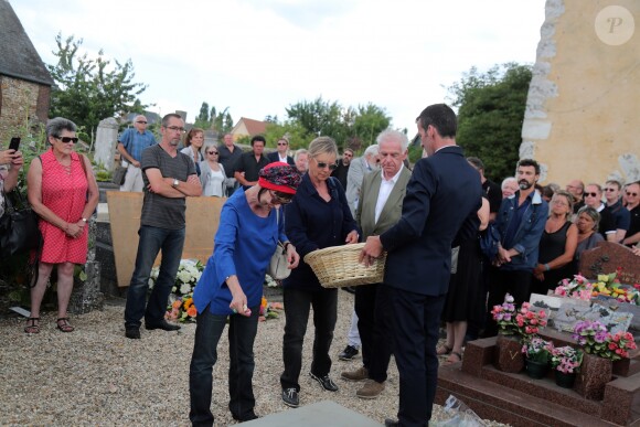 Dorothée (Frédérique Hoschedé), Jacky (Jacques Jakubowicz) et Ariane (Carletti) aux obsèques de François Corbier (Alain Roux de son vrai nom) au cimetière de Serez dans l'Eure le 5 juillet 2018. Ariane est décédée à son tour, le 3 septembre 2019, à l'âge de 61 ans.