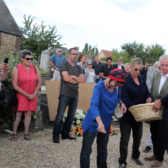 Dorothée (Frédérique Hoschedé), Jacky (Jacques Jakubowicz) et Ariane (Carletti) aux obsèques de François Corbier (Alain Roux de son vrai nom) au cimetière de Serez dans l'Eure le 5 juillet 2018. Ariane est décédée à son tour, le 3 septembre 2019, à l'âge de 61 ans.