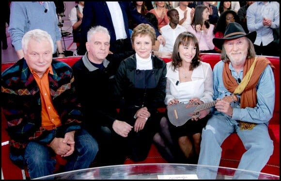 Dorothée entourée de Jacky, Ariane et Corbier ainsi que Pat Le Guen dans Vivement dimanche le 31 octobre 2007.
