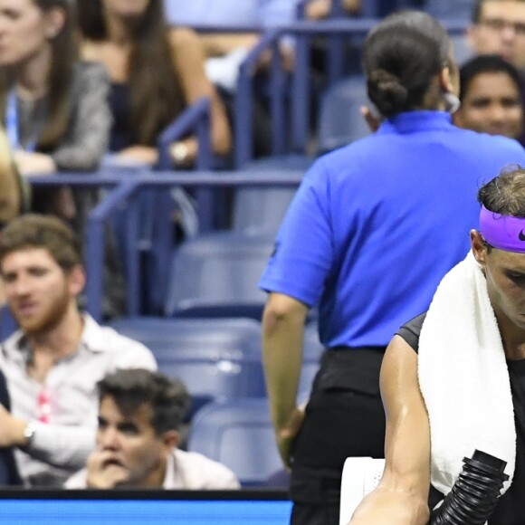 Rafael Nadal  a une crampe à la main et dans le bras (3ème set) lors de l'US Open de Tennis au USTA Billie Jean King National Tennis Center à Flushing dans l'arrondissement du Queens à New York City, New York, Etats-Unis, le 4 septembre 2019. © Chryslene Caillaud/Panoramic/Bestimage