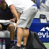 Rafael Nadal a une crampe à la main et dans le bras (3ème set) lors de l'US Open de Tennis au USTA Billie Jean King National Tennis Center à Flushing dans l'arrondissement du Queens à New York City, New York, Etats-Unis, le 4 septembre 2019. © Chryslene Caillaud/Panoramic/Bestimage