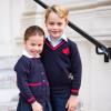 Charlotte et George de Cambrige le jour de leur rentrée des classes prennent la pose à Kensington Palace, le 5 septembre 2019.