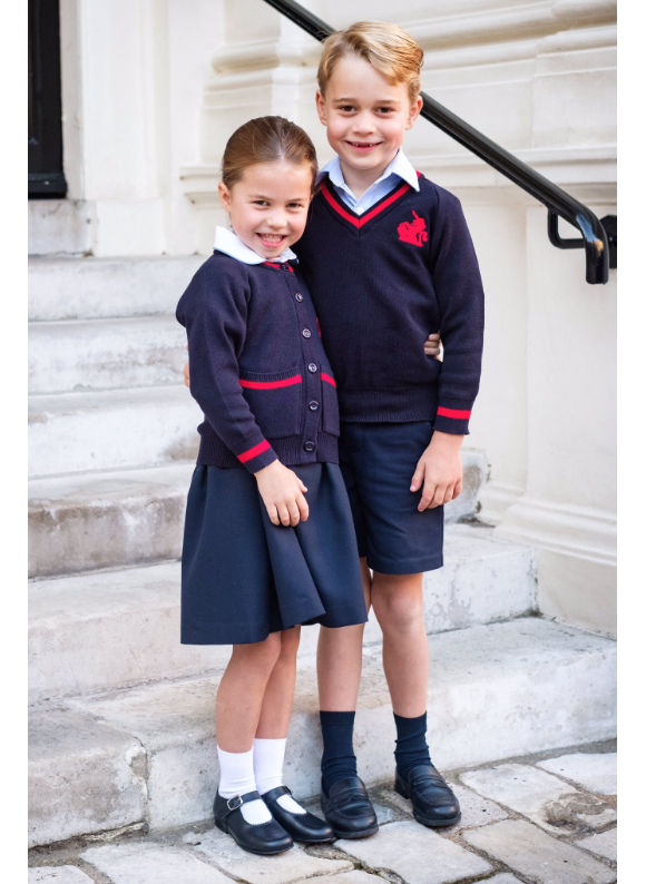 Charlotte et George de Cambrige le jour de leur rentrée des classes prennent la pose à Kensington Palace, le 5 septembre 2019.