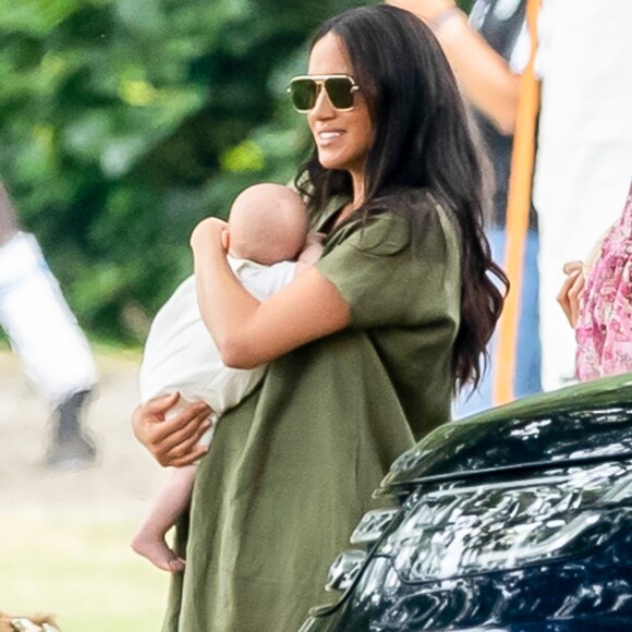 Meghan Markle, duchesse de Sussex et son fils Archie Harrison Mountbatten-Windsor lors d'un match de polo de bienfaisance King Power Royal Charity Polo Day à Wokinghan, comté de Berkshire, Royaume Uni, le 10 juillet 2019.