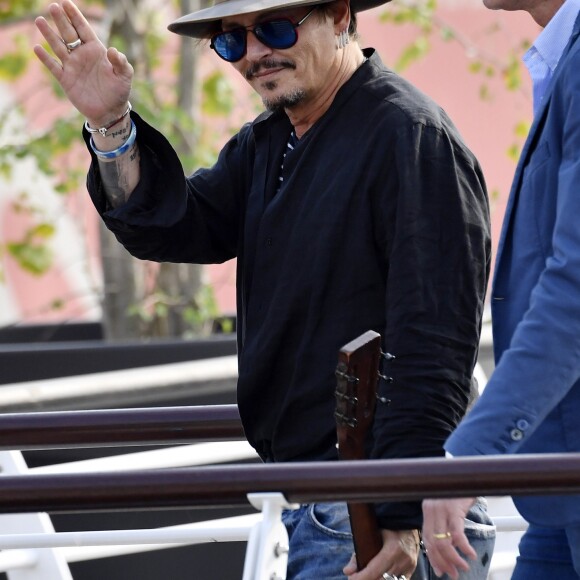 Johnny Depp quitte le 76ème Festival International du Film de Venise (Mostra), le 7 septembre 2019.