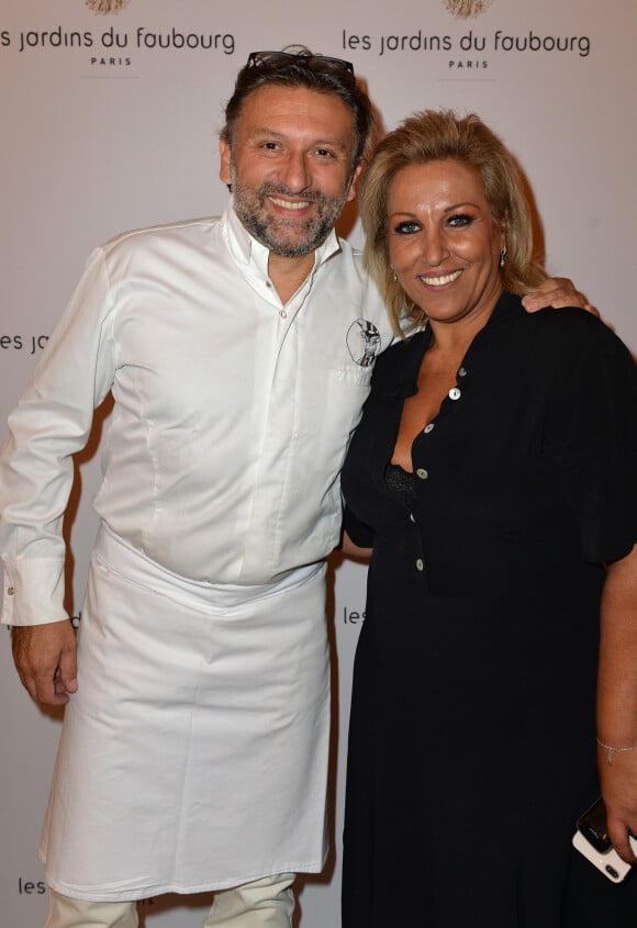 Le chef Bruno Doucet et Jennifer Boccara, directrice générale de l'hôtel Les Jardins du Faubourg, lors de la soirée d'inauguration de l'établissement à Paris le 9 septembre 2019, nouvel établissement cinq étoiles au coeur du Triangle d'Or.
