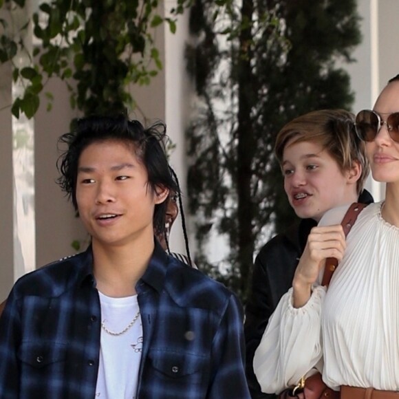 Angelina Jolie est allée déjeuner avec ses enfants Shiloh, Zahara et Pax Jolie-Pitt au restaurant Fig & Olive dans le quartier de West Hollywood à Los Angeles, le 2 septembre 2019.