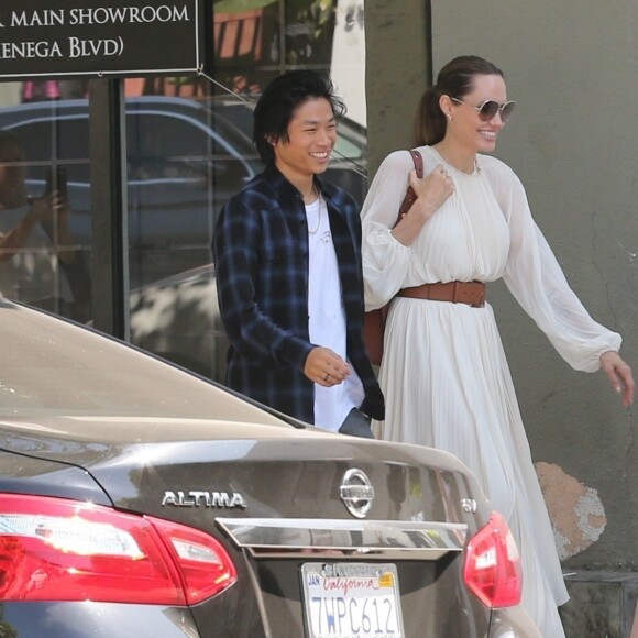Angelina Jolie est allée déjeuner avec ses enfants Shiloh, Zahara et Pax Jolie-Pitt au restaurant Fig & Olive dans le quartier de West Hollywood à Los Angeles, le 2 septembre 2019.